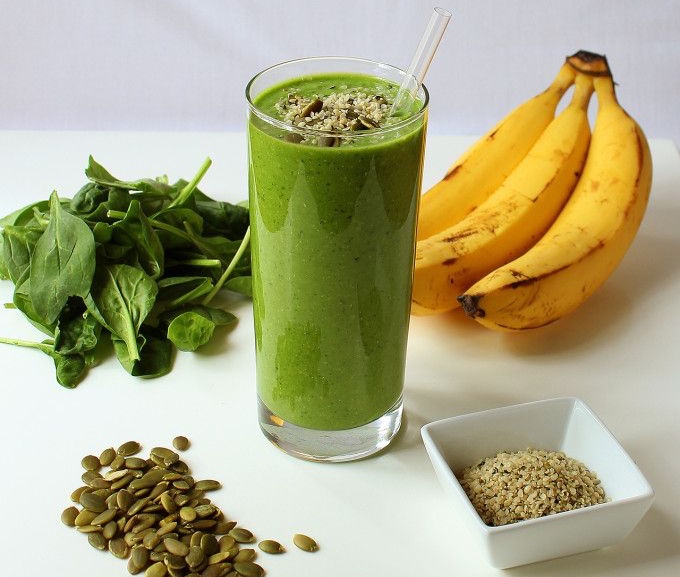 image of a green smoothie and the ingredients that were used